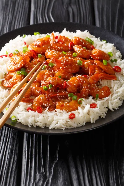 Spicy garlic chilli shrimp with sesame seeds and green onions wi — Stock Photo, Image