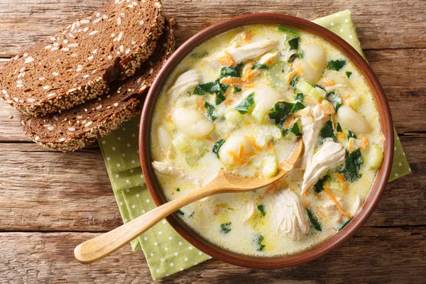 Sup krim dengan gnocchi, ayam dan bayam disajikan dengan roti c — Stok Foto