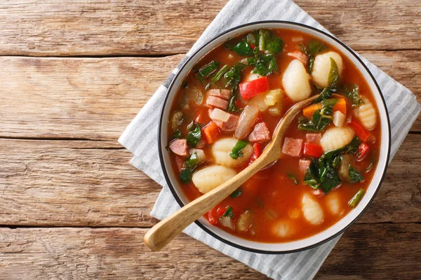 Традиційний рецепт супу з ноккі з ковбасками, помідорами, спіном — стокове фото