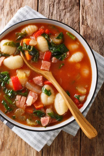 ニョッキとおいしいトマトスープ,ソーセージと野菜のクローズアップ. — ストック写真
