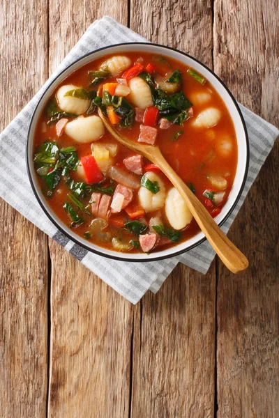 ニョッキとスパイシーなトマトスープ,ソーセージ,ほうれん草と野菜. — ストック写真