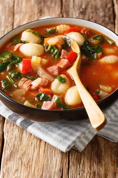 Sabrosa sopa de tomate con ñoquis, salchichas y verduras de cerca — Foto de Stock