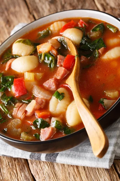 Sopa de tomate italiana com nhoque, salsichas e legumes perto - — Fotografia de Stock