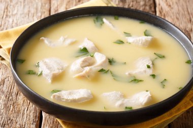 Chikhirtmais haşlanmış tavuk ve et suyu tabağı popülerdir.