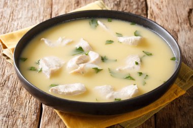 Lezzetli Gürcistan tavuğu Chikhirtma çorbası.