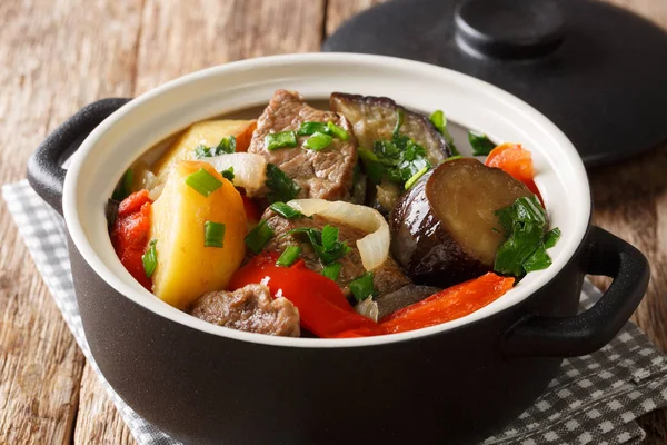 Tasty Georgian Chanakhi stew of meat and vegetables in a pot clo — Stock Photo, Image