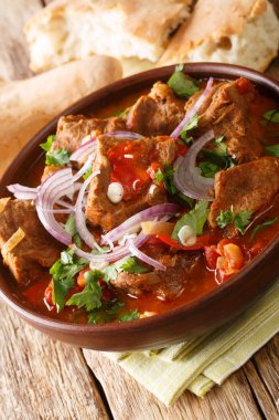 Baharatlı domates soslu dana şushuli kaseye yakın plan..