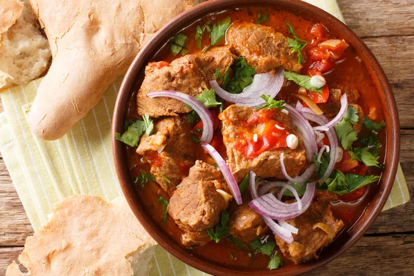 Gulaş 'a benzer, chashushuli sağlıklı bir sığır eti ve domates.