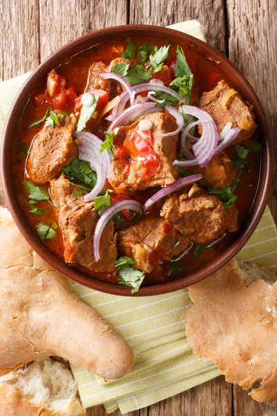 Baharatlı domates soslu dana şushuli kaseye yakın plan..