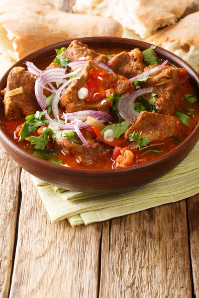 Baharatlı Gürcü Biftek Güveci Chashushuli Ostri 'yi bir kaseye yakın plan çek. v