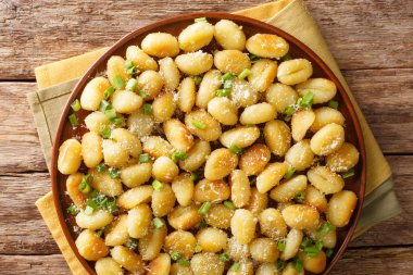 Yağda kızartılmış patates hamurlu gnocchi sarımsaklı, peynirli ve yeşil