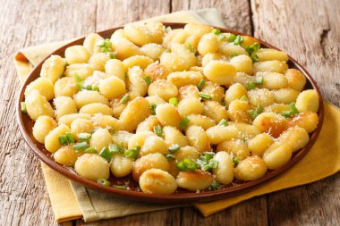 Gnocchi sarımsaklı ve yeşil soğanlı tereyağlı. 