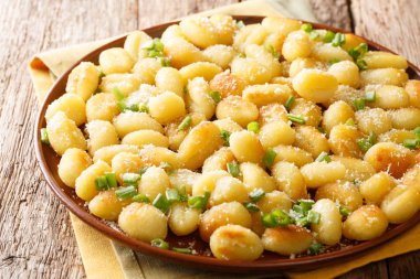 Sarımsaklı, peynirli ve yeşilli vejetaryen kızarmış patates gnocchi.