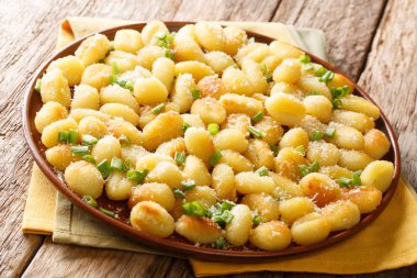 Yağda kızartılmış patates hamurlu gnocchi sarımsaklı, peynirli ve yeşil