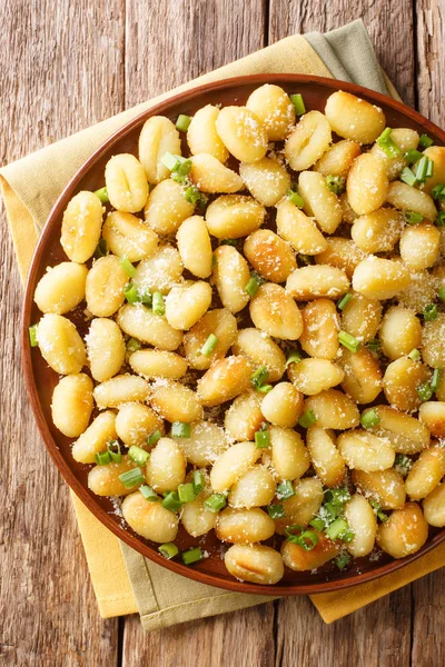 Nhoque frito italiano com alho polvilhado com parmesão perto - — Fotografia de Stock