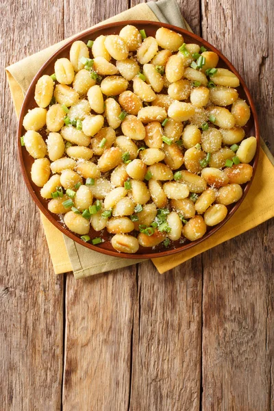 Νόστιμη τηγανητή πατάτα gnocchi με σκόρδο πασπαλισμένη με παρμεζάνα — Φωτογραφία Αρχείου