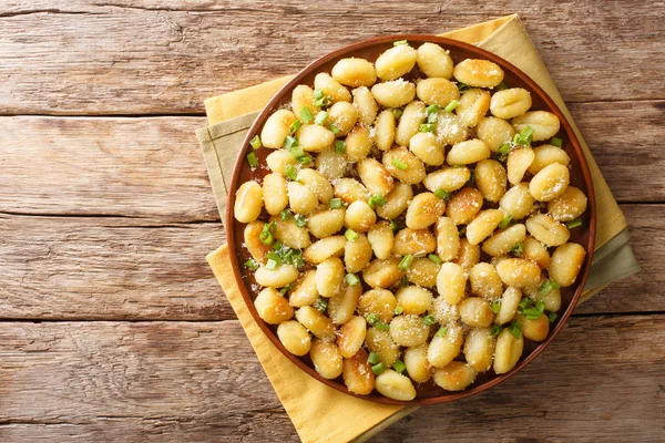 Gnocchi crocante em alho e cebola verde infundido manteiga com um — Fotografia de Stock