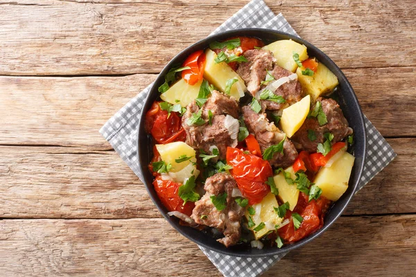 Khashlama cozido lento de carne com verduras close-up em um pl — Fotografia de Stock