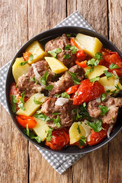 Cocina caucásica khashlama poco a poco guisar con verduras de cerca —  Fotos de Stock