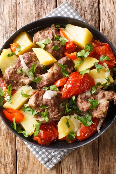 アルメニア料理ハシュラマのシチューと野菜をボウルに入れ. — ストック写真