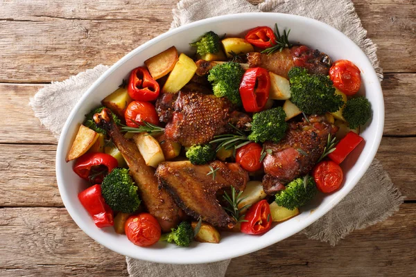 Balsamic chicken with potatoes, broccoli, tomatoes and bell pepp — Stock Photo, Image