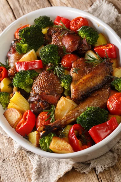 Baked pieces of chicken with potatoes, broccoli, tomatoes and pe — Stock Photo, Image
