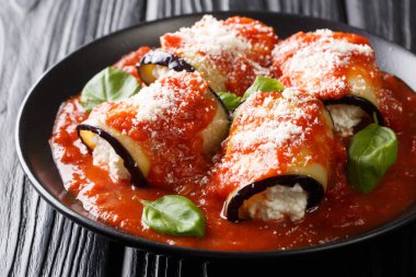 Fırında patlıcan rulosu, domates soslu ricotta ve ince espri.