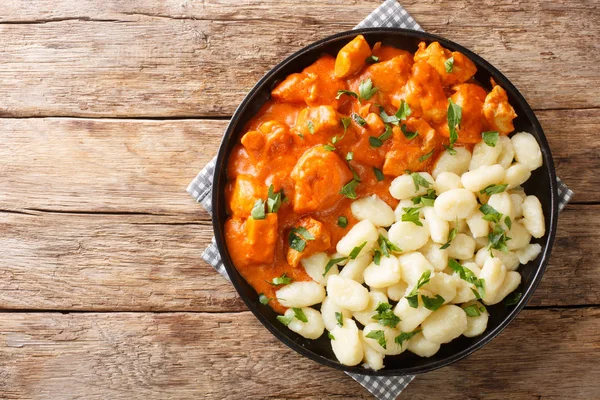 Hungarian Chicken Paprikash features tender braised chicken and — Stock Photo, Image