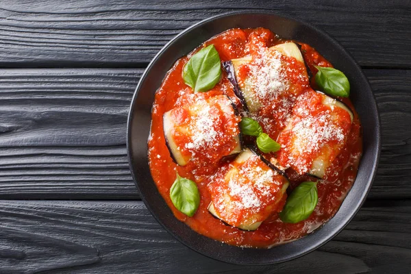 Auberginenröllchen gefüllt mit Ricotta und gebacken in Tomatensauce und — Stockfoto