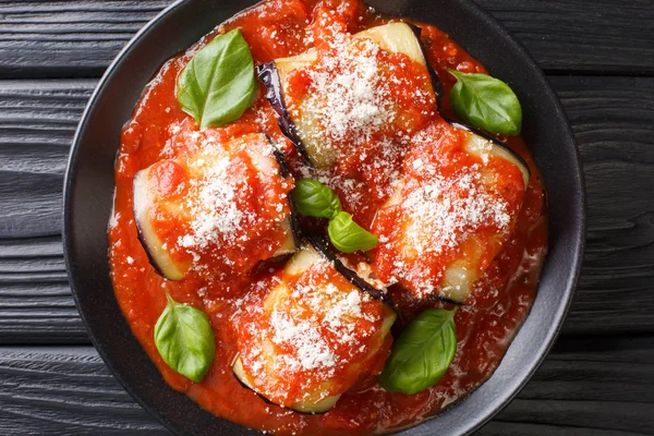 Tasty eggplant rolls stuffed with cheese and baked in tomato sau — Stock Photo, Image