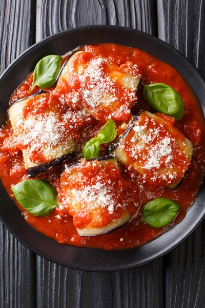 İtalyan aperatifli patlıcan rulosu ve domates soslu ricotta peyniri. — Stok fotoğraf