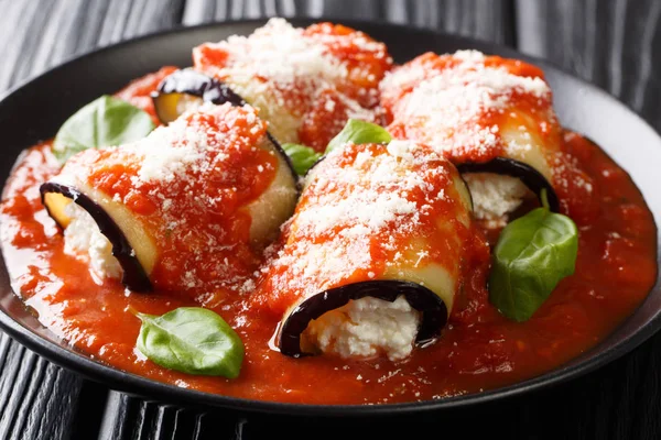 Deliciosos rollos de berenjena rellenos de queso y horneados en tomate sau — Foto de Stock