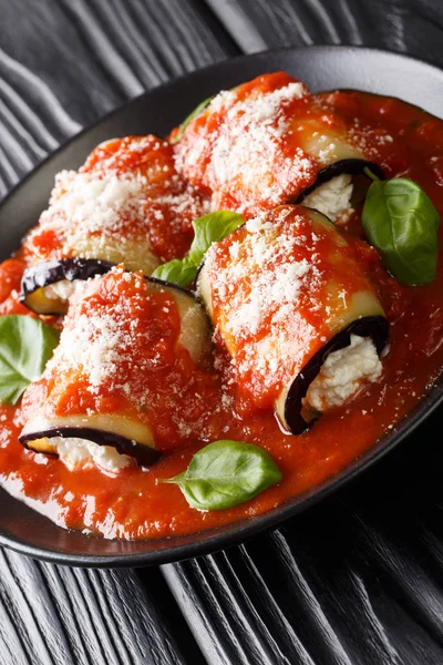 Italiano aperitivo berinjela rolo com queijo ricota em tomate sa — Fotografia de Stock