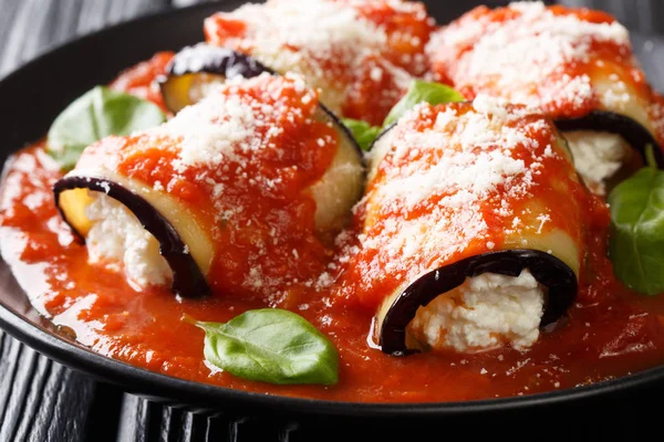 Rollo de berenjena al horno con queso ricotta en salsa de tomate de cerca — Foto de Stock