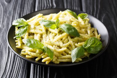 Fesleğen sosu ve parmesan peyniri ile pişirilmiş Ligurian trofie makarnası.