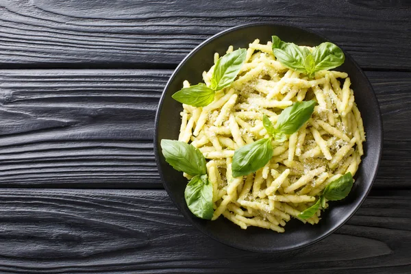 Traditionelle Trofie-Pasta mit grünem Basilikum-Pesto und Parmesan — Stockfoto