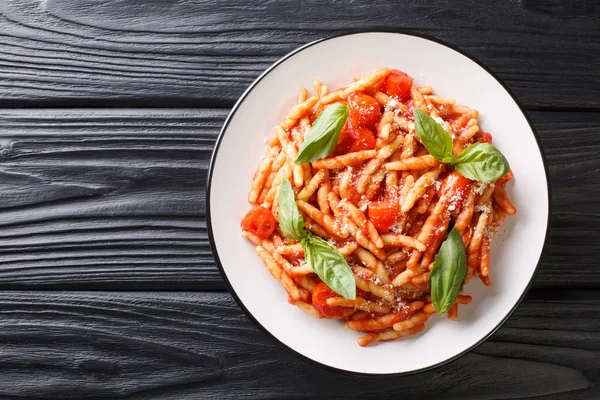Pasta Trofie Rezept mit Tomatensauce, Parmesan und Basilikum schließen- — Stockfoto