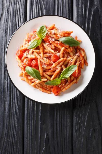 Tasty Trofie with tomato sauce, cheese and basil close-up in a p — Stock Photo, Image