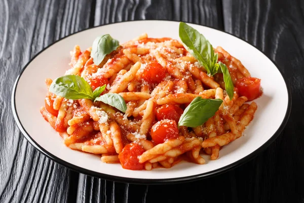 Trofie de comida tradicional italiana cocido con salsa de tomate, parmes —  Fotos de Stock