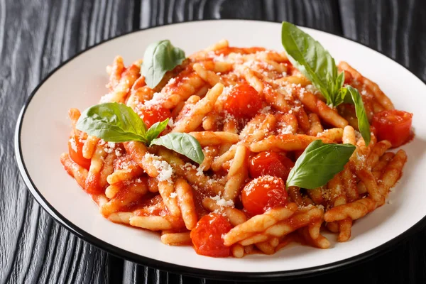 Receita de troféu de macarrão com molho de tomate, parmesão e manjericão perto - — Fotografia de Stock