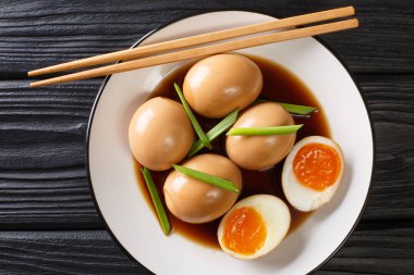 Nitamago, bir tabakta yakın plan kaynatılmış baharatlı sostur.