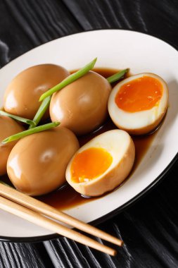 Japon nitamago yumurtalarının bir tabakta yakın plan tarifi.. 