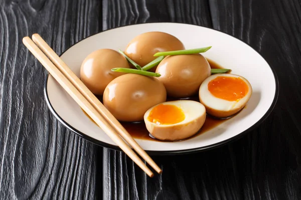 Telur-telur Jepang rebus yang lezat nitamago dalam minuman soda wi — Stok Foto