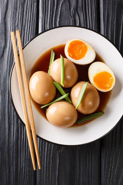 Resep telur nitamago Jepang yang lezat close-up dalam piring . — Stok Foto