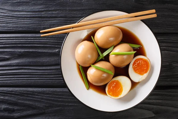 Nitamago ramen telur rebus di kedelai marinade dengan bawang hijau cl — Stok Foto