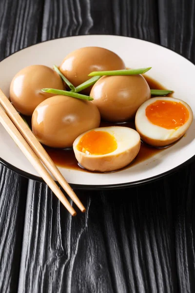 Nitamago vejce v sójové marinádě se zelenou cibulí close-up v p — Stock fotografie
