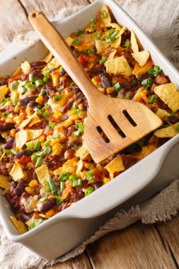 Meksika usulü kıymalı, peynirli, sebzeli ve cipsli börek.