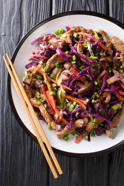 热腾腾的中国猪肉蘑菇与蔬菜在盘子里的特写。 我是 — 图库照片