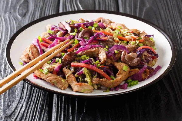 Moo shu pork recipe with vegetables and mushrooms close-up in a — Stock Photo, Image