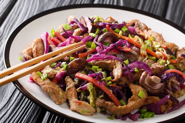 Moo shu tradicional de porco frito chinês com legumes e mushr — Fotografia de Stock